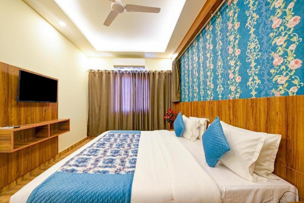 Hotel Rosewood Near Delhi Airport Нью-Дели Экстерьер фото