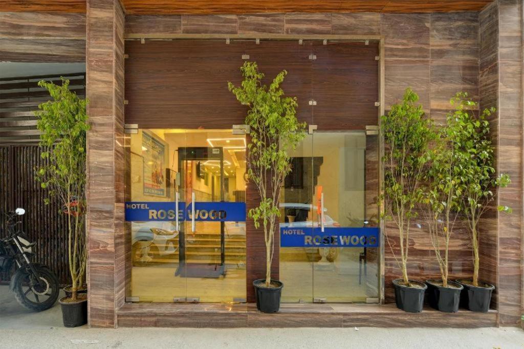 Hotel Rosewood Near Delhi Airport Нью-Дели Экстерьер фото
